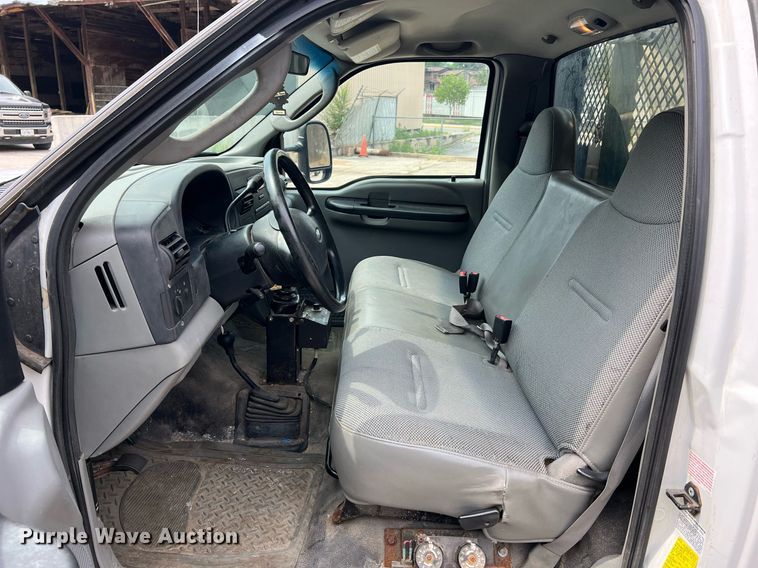 image for item II9180 2005 Ford F550 Super Duty XL  flatbed truck