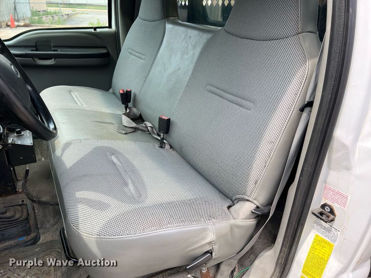 image for item II9180 2005 Ford F550 Super Duty XL  flatbed truck