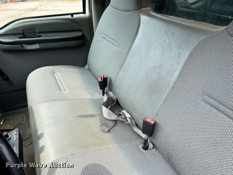 image for item II9180 2005 Ford F550 Super Duty XL  flatbed truck