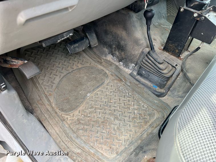 image for item II9180 2005 Ford F550 Super Duty XL  flatbed truck