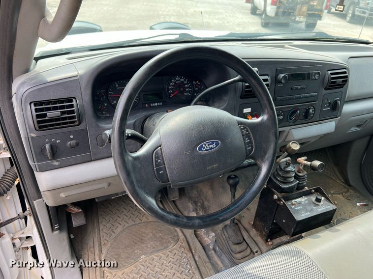 image for item II9180 2005 Ford F550 Super Duty XL  flatbed truck