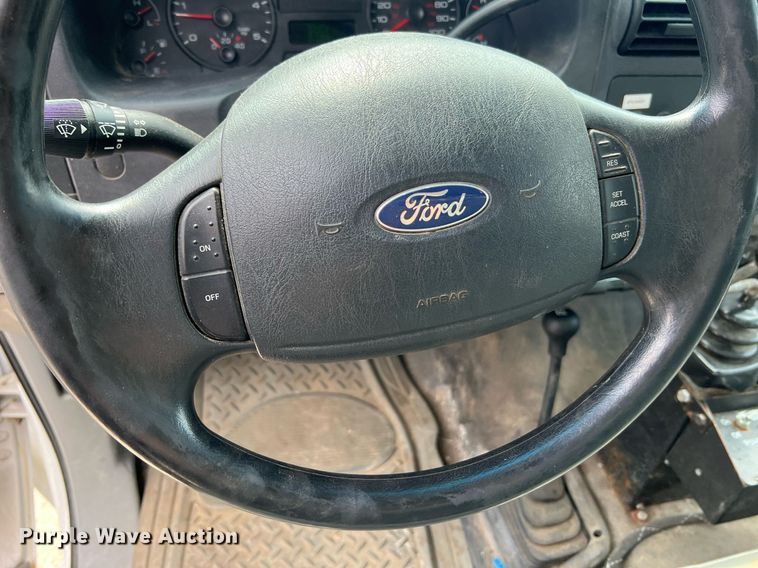 image for item II9180 2005 Ford F550 Super Duty XL  flatbed truck