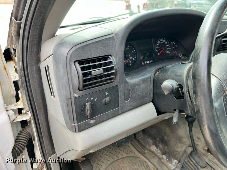 image for item II9180 2005 Ford F550 Super Duty XL  flatbed truck