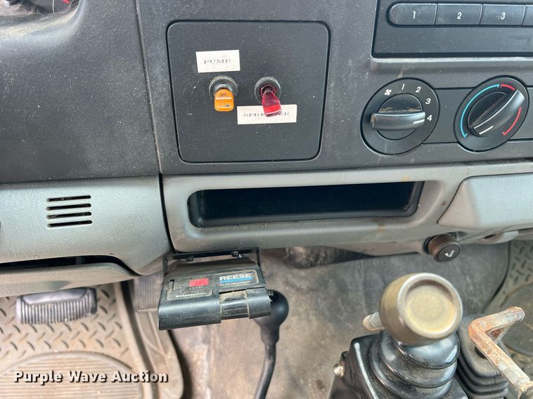 image for item II9180 2005 Ford F550 Super Duty XL  flatbed truck