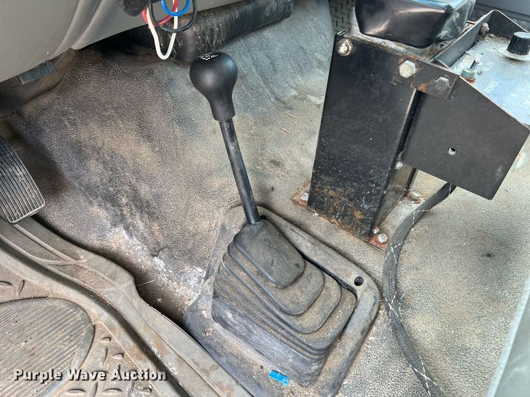 image for item II9180 2005 Ford F550 Super Duty XL  flatbed truck