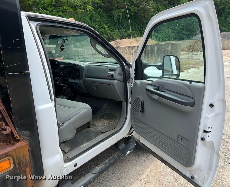 image for item II9180 2005 Ford F550 Super Duty XL  flatbed truck