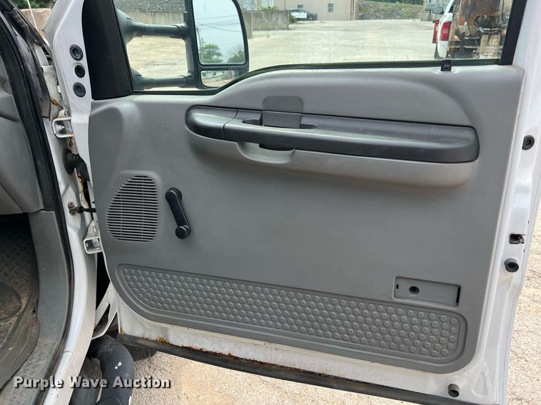 image for item II9180 2005 Ford F550 Super Duty XL  flatbed truck