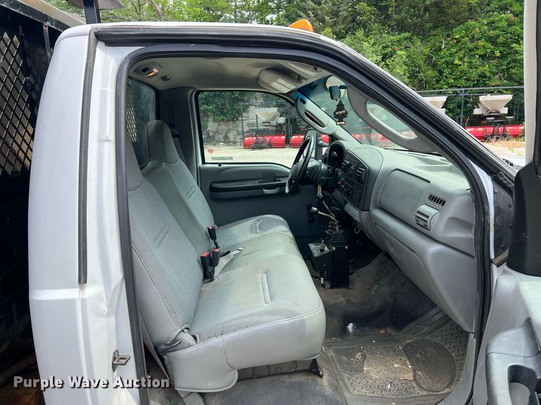 image for item II9180 2005 Ford F550 Super Duty XL  flatbed truck