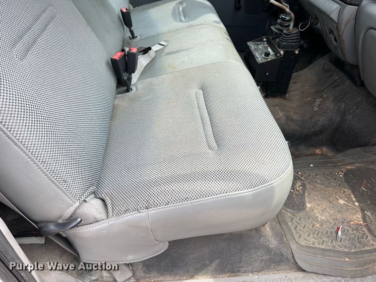 image for item II9180 2005 Ford F550 Super Duty XL  flatbed truck