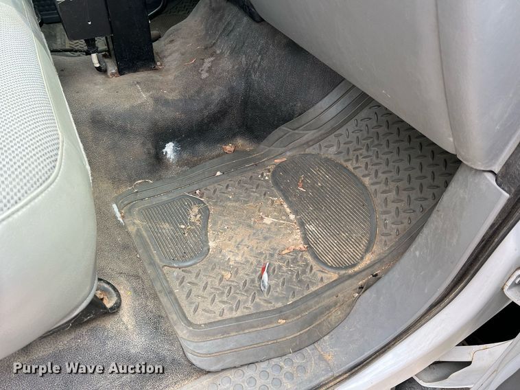 image for item II9180 2005 Ford F550 Super Duty XL  flatbed truck