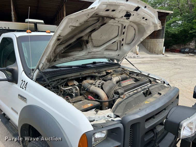 image for item II9180 2005 Ford F550 Super Duty XL  flatbed truck