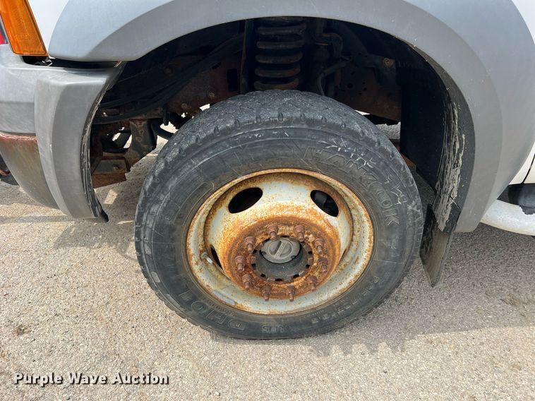 image for item II9180 2005 Ford F550 Super Duty XL  flatbed truck