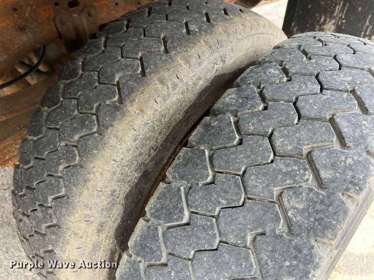 image for item II9180 2005 Ford F550 Super Duty XL  flatbed truck