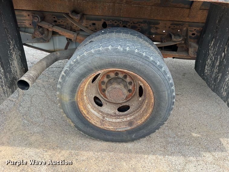 image for item II9180 2005 Ford F550 Super Duty XL  flatbed truck