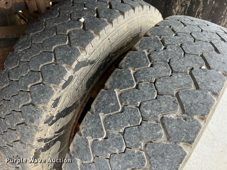 image for item II9180 2005 Ford F550 Super Duty XL  flatbed truck