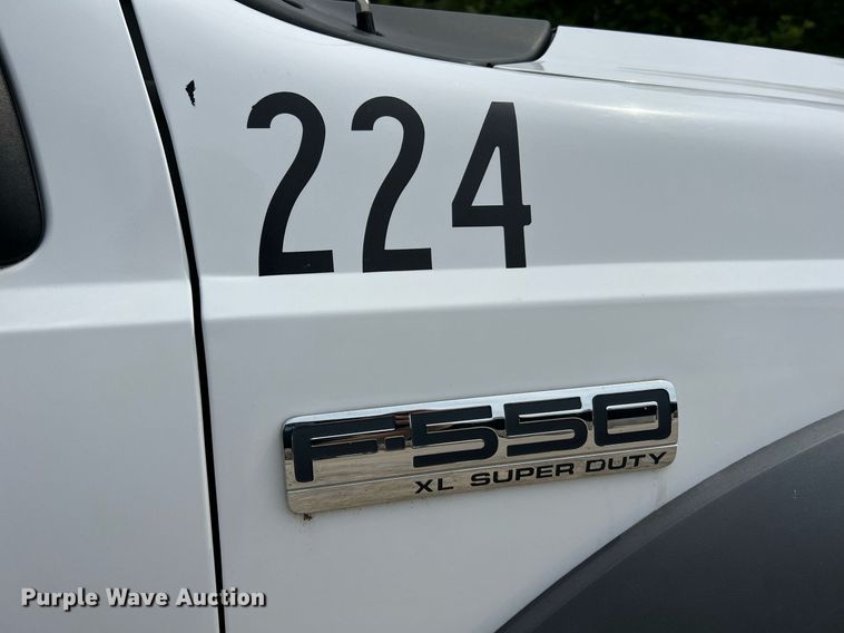 image for item II9180 2005 Ford F550 Super Duty XL  flatbed truck