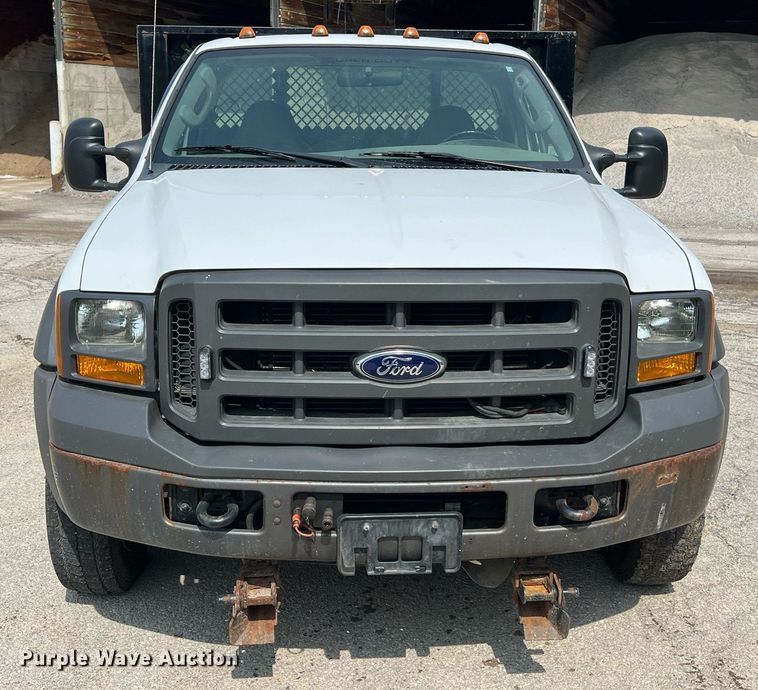 image for item II9181 2005 Ford F550 Super Duty XL  flatbed truck