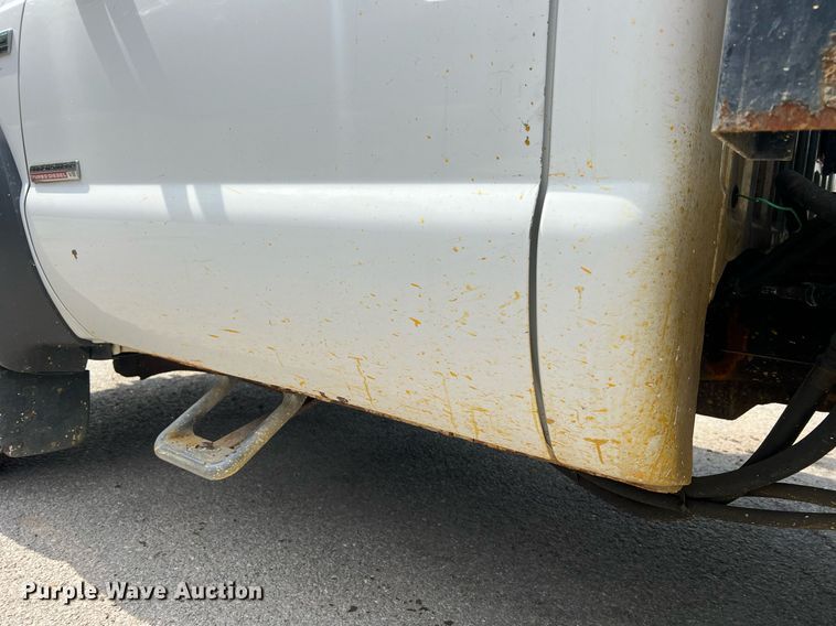 image for item II9181 2005 Ford F550 Super Duty XL  flatbed truck