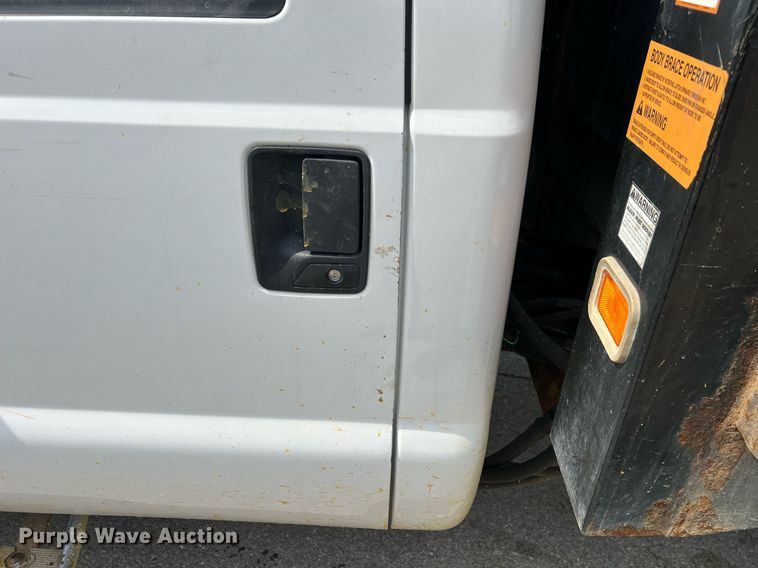 image for item II9181 2005 Ford F550 Super Duty XL  flatbed truck