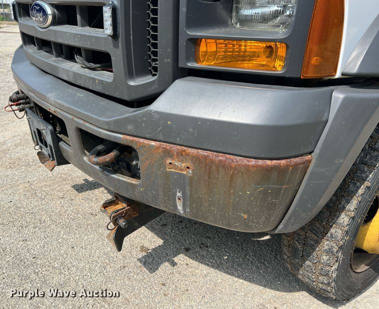 image for item II9181 2005 Ford F550 Super Duty XL  flatbed truck