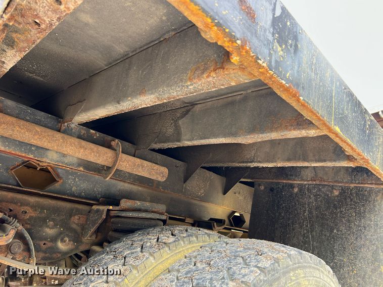 image for item II9181 2005 Ford F550 Super Duty XL  flatbed truck