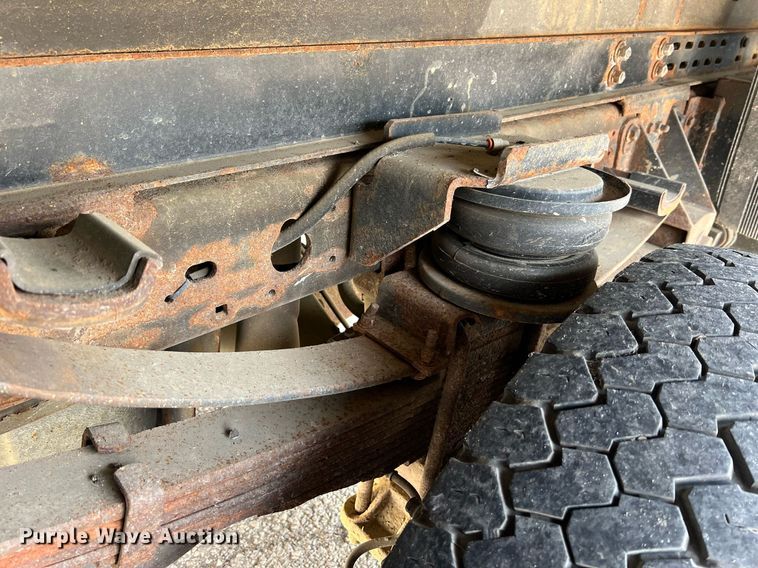 image for item II9181 2005 Ford F550 Super Duty XL  flatbed truck