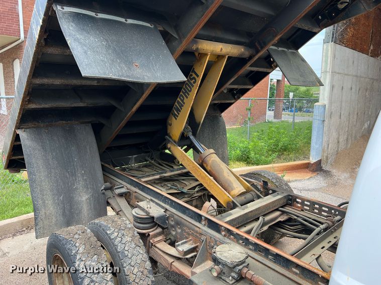 image for item II9181 2005 Ford F550 Super Duty XL  flatbed truck