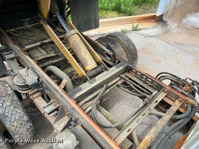 image for item II9181 2005 Ford F550 Super Duty XL  flatbed truck