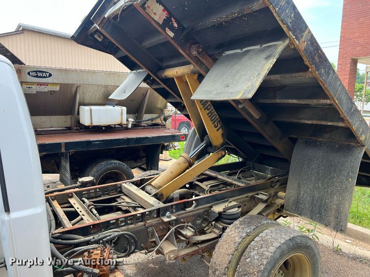 image for item II9181 2005 Ford F550 Super Duty XL  flatbed truck