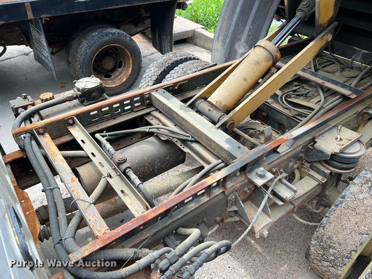 image for item II9181 2005 Ford F550 Super Duty XL  flatbed truck