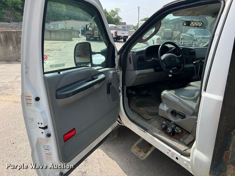 image for item II9181 2005 Ford F550 Super Duty XL  flatbed truck