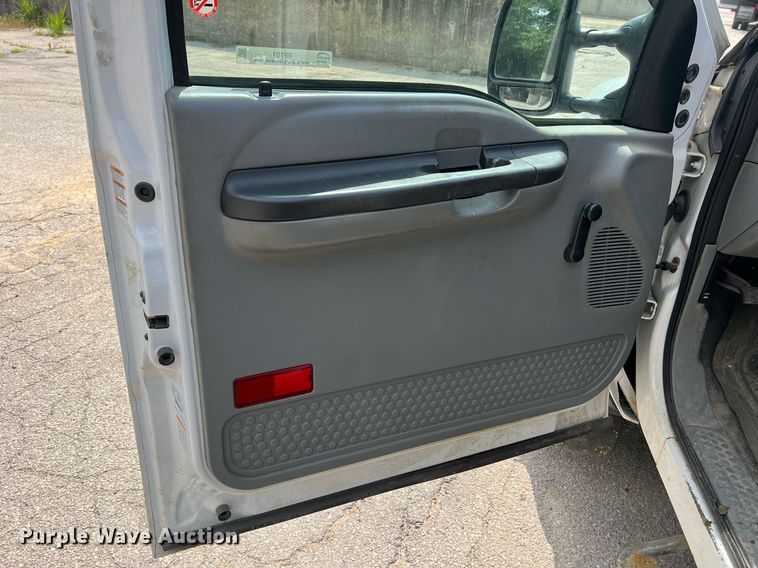 image for item II9181 2005 Ford F550 Super Duty XL  flatbed truck