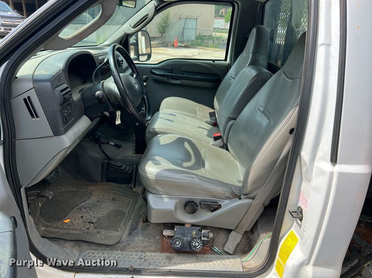 image for item II9181 2005 Ford F550 Super Duty XL  flatbed truck