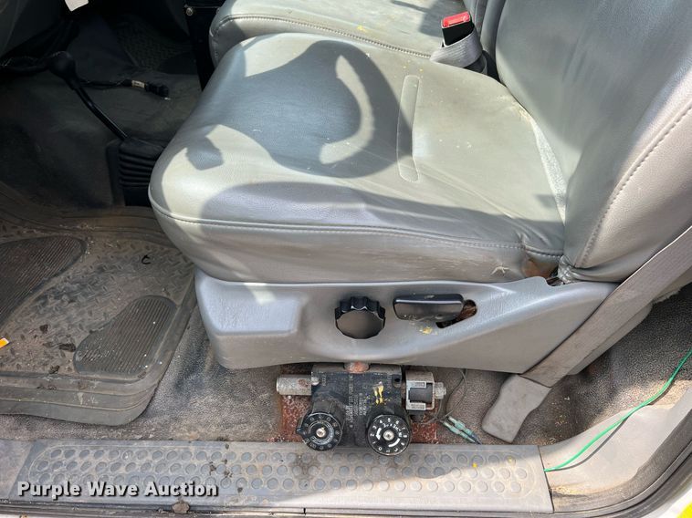 image for item II9181 2005 Ford F550 Super Duty XL  flatbed truck