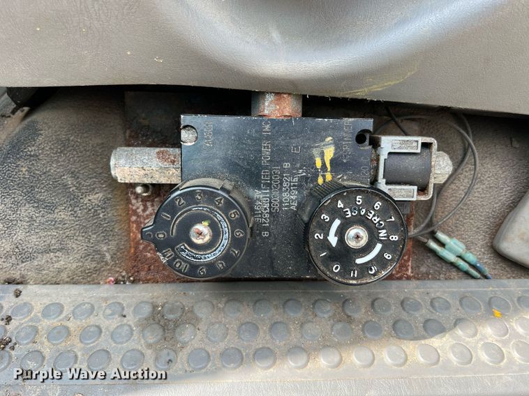 image for item II9181 2005 Ford F550 Super Duty XL  flatbed truck