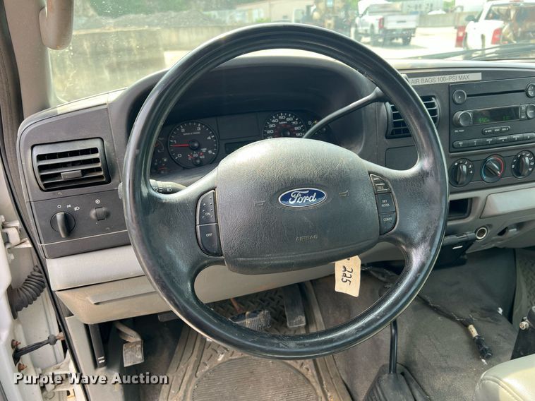 image for item II9181 2005 Ford F550 Super Duty XL  flatbed truck