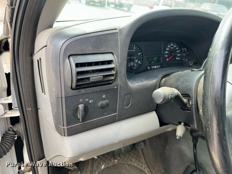 image for item II9181 2005 Ford F550 Super Duty XL  flatbed truck