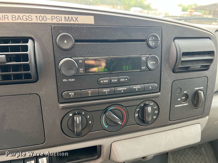 image for item II9181 2005 Ford F550 Super Duty XL  flatbed truck