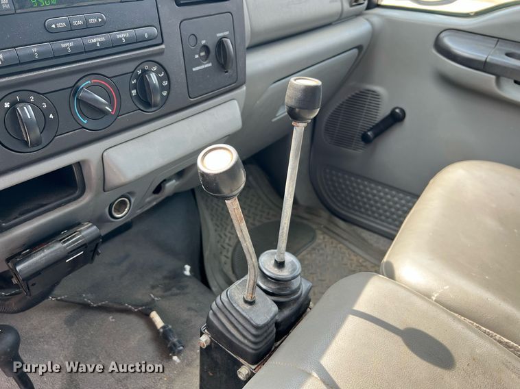 image for item II9181 2005 Ford F550 Super Duty XL  flatbed truck