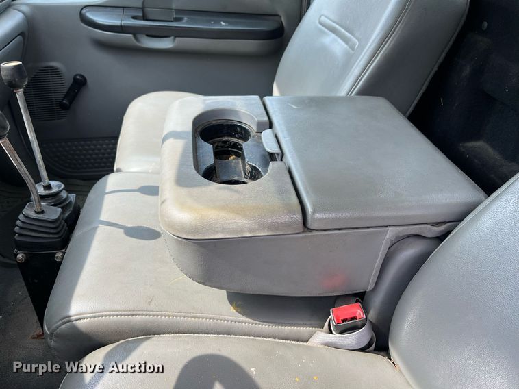 image for item II9181 2005 Ford F550 Super Duty XL  flatbed truck