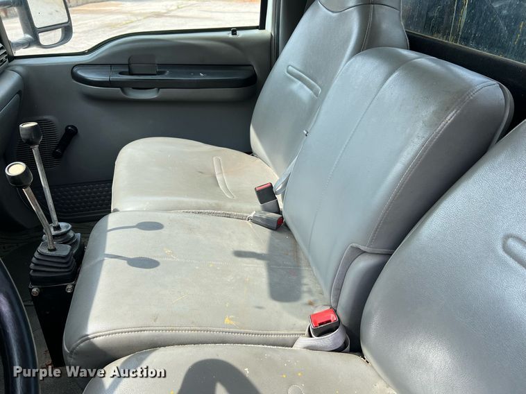 image for item II9181 2005 Ford F550 Super Duty XL  flatbed truck