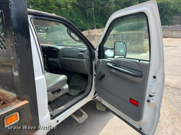 image for item II9181 2005 Ford F550 Super Duty XL  flatbed truck