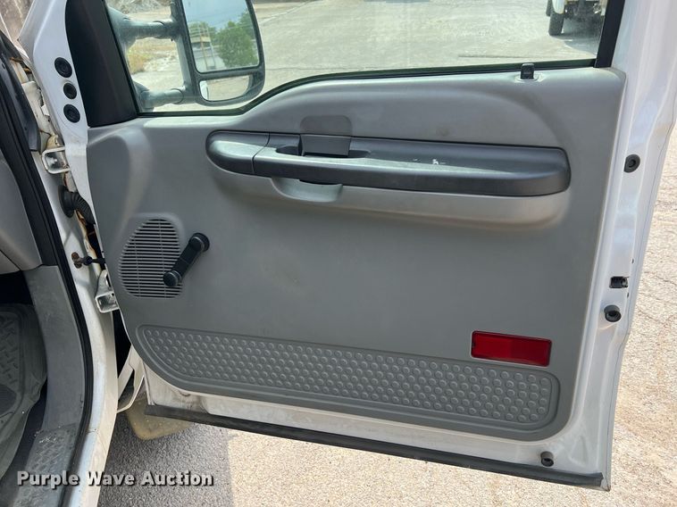 image for item II9181 2005 Ford F550 Super Duty XL  flatbed truck