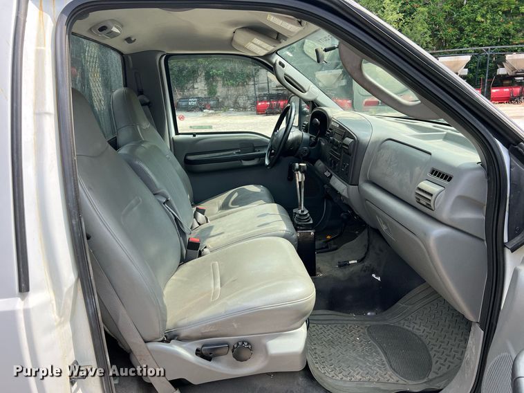 image for item II9181 2005 Ford F550 Super Duty XL  flatbed truck