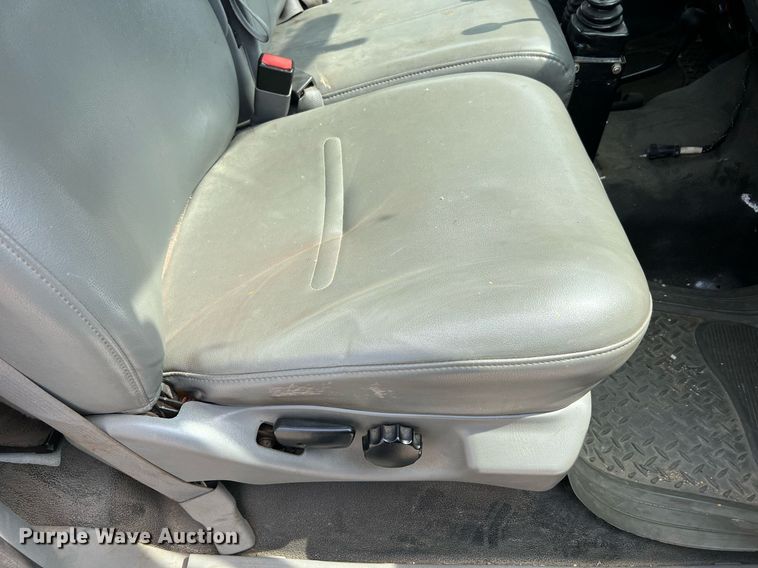 image for item II9181 2005 Ford F550 Super Duty XL  flatbed truck