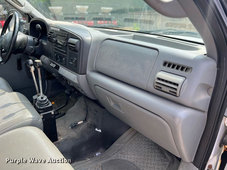 image for item II9181 2005 Ford F550 Super Duty XL  flatbed truck