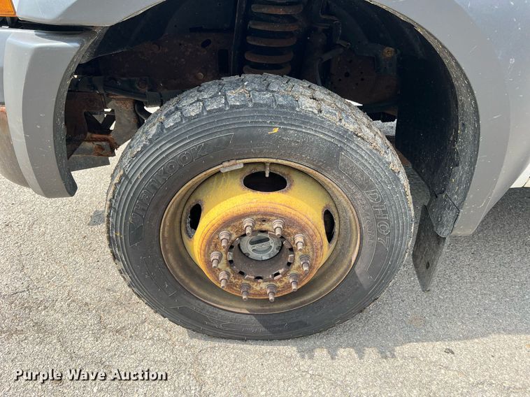 image for item II9181 2005 Ford F550 Super Duty XL  flatbed truck