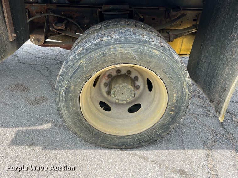 image for item II9181 2005 Ford F550 Super Duty XL  flatbed truck