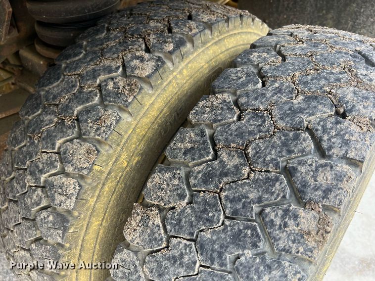 image for item II9181 2005 Ford F550 Super Duty XL  flatbed truck