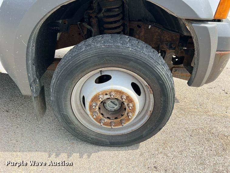 image for item II9181 2005 Ford F550 Super Duty XL  flatbed truck